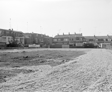 882619 Gezicht op het braakliggende terrein van de voormalige kwekerijen De Minstroom en Emmelot (Minstraat 5), met op ...